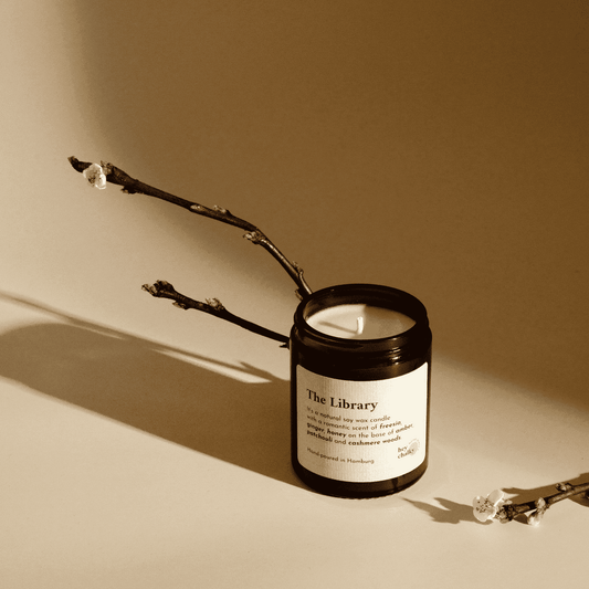 Duftkerze „The Library" | Orientalische Noten | Handgemacht | 155g - GlowHaus